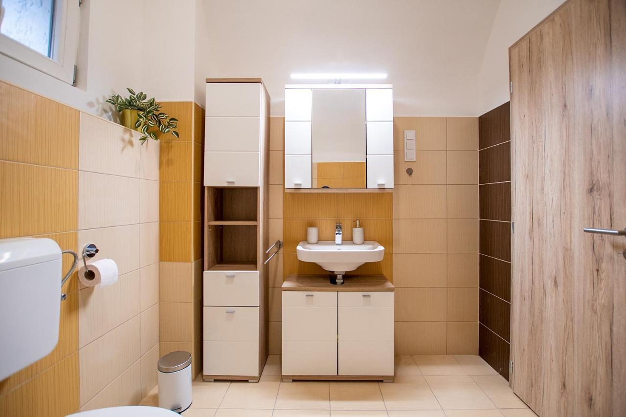 Zora Lak Apartment Sopron Bagian luar foto