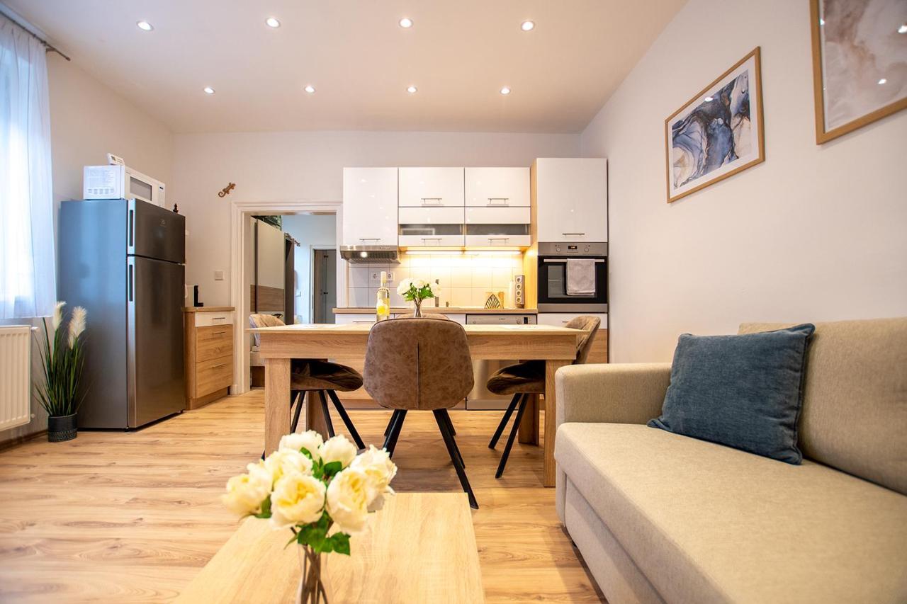 Zora Lak Apartment Sopron Bagian luar foto